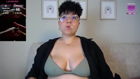 Snapshot of curly_cam_queen chatting on 10.01.25 Bruna  online show from 10.01.25