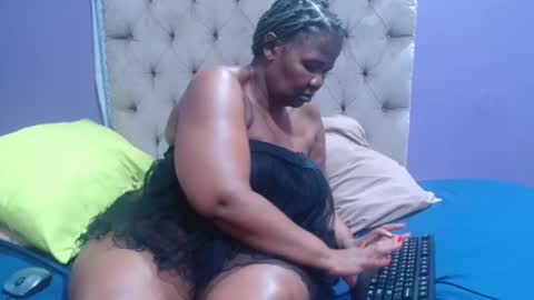 Snapshot of curveychubbyzoe chatting on 12.14.25 curveychubbyzoe online show from 12.14.25