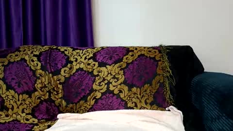 Essie online show from 11.17.25