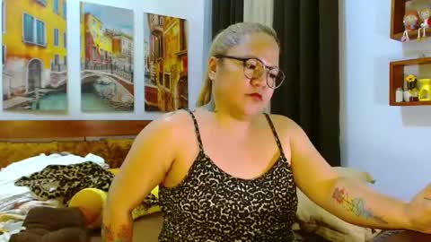 Snapshot of curvycherry4u chatting on 01.12.25 C H E R R Y online show from 01.12.25