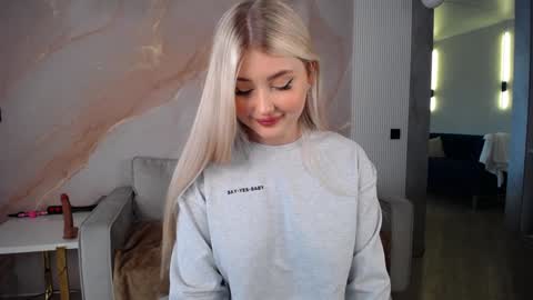 Snapshot of cute18cute chatting on 01.22.25 Kira  online show from 01.22.25