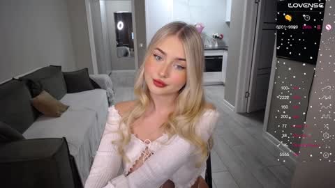 Snapshot of cute18cute chatting on 09.25.25 Kira  online show from 09.25.25