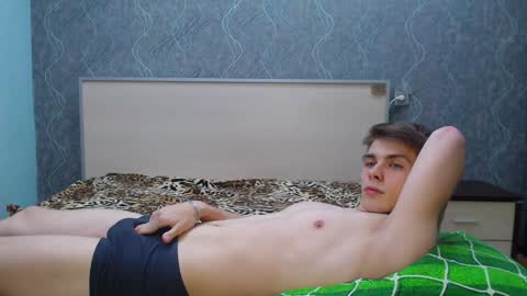 Snapshot of cute_oliver chatting on 01.08.25 Oliver online show from 01.08.25