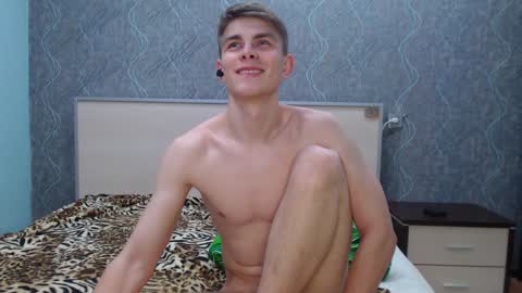 Snapshot of cute_oliver chatting on 01.08.25 Oliver online show from 01.08.25