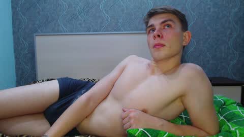 Snapshot of cute_oliver chatting on 01.08.25 Oliver online show from 01.08.25