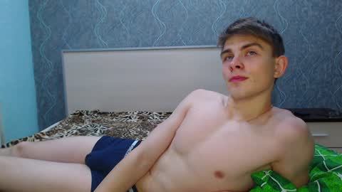 Snapshot of cute_oliver chatting on 01.11.25 Oliver online show from 01.11.25