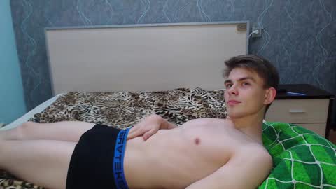 Snapshot of cute_oliver chatting on 01.25.25 Oliver online show from 01.25.25