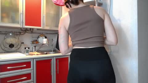 cute_strawberry_ online show from 12.15.24