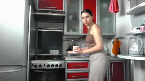 cute_strawberry_ online show from 12.21.24