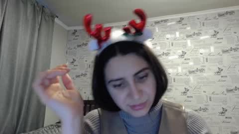 cute_strawberry_ online show from 12.24.24