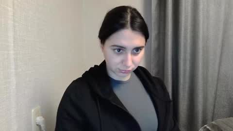 cute_strawberry_ online show from 12.30.24