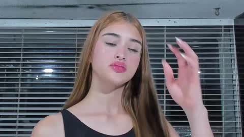 Snapshot of cuteanddesesperate chatting on 02.18.25 WANNA SEE MORE OF TWINS online show from 02.18.25