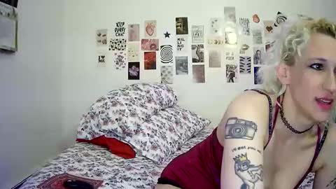 Snapshot of cutefemme chatting on 11.08.25 Bella online show from 11.08.25