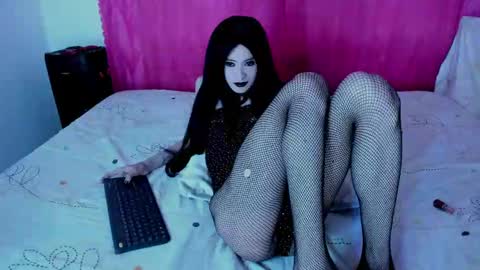 Snapshot of cutenaked_8 chatting on 09.10.25 Natalie online show from 09.10.25