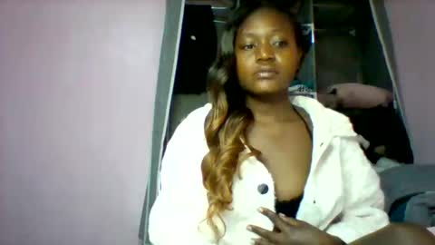 Snapshot of cutezola chatting on 10.20.25 cutezola online show from 10.20.25