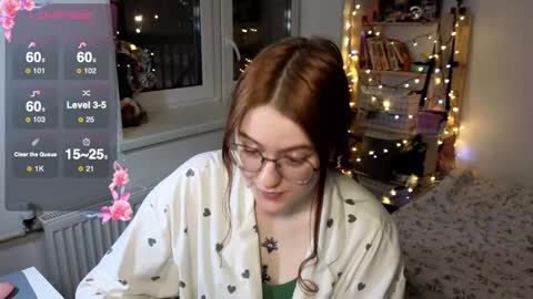 Snapshot of cutiepiealice chatting on 01.12.25 Alice online show from 01.12.25