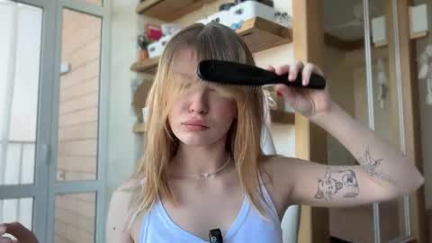 Im Emi streaming with my friend Reyna today online show from 04.17.26