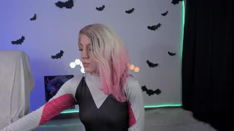 Snapshot of cyberzoe chatting on 10.19.25  cyber zoe   online show from 10.19.25