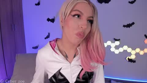 Snapshot of cyberzoe chatting on 10.29.25  cyber zoe   online show from 10.29.25