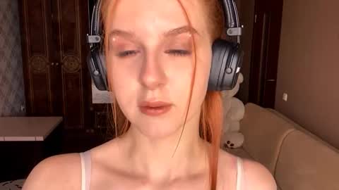Snapshot of cyndydemyan chatting on 09.11.25 Mia online show from 09.11.25