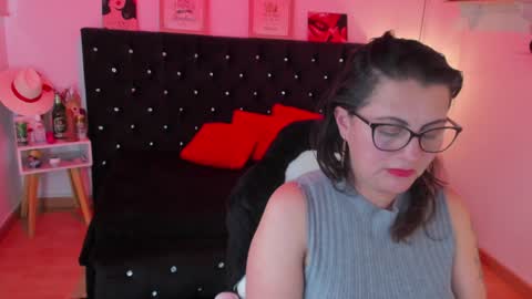 Snapshot of d_martii chatting on 01.08.25 Mia online show from 01.08.25
