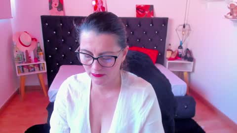 Snapshot of d_martii chatting on 01.12.25 Mia online show from 01.12.25