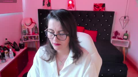 Snapshot of d_martii chatting on 01.16.25 Mia online show from 01.16.25