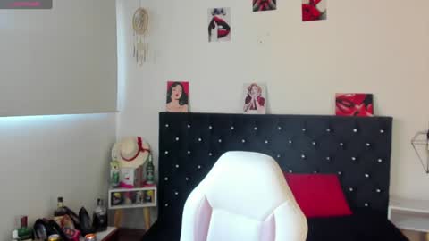 Snapshot of d_martii chatting on 01.19.25 Mia online show from 01.19.25