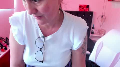 Snapshot of d_martii chatting on 01.19.25 Mia online show from 01.19.25