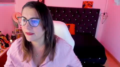 Snapshot of d_martii chatting on 01.27.25 Mia online show from 01.27.25