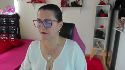 Snapshot of d_martii chatting on 09.12.25 Mia online show from 09.12.25