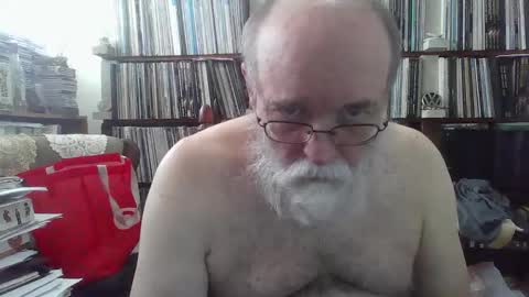 Snapshot of dadpigslut2 chatting on 01.17.25 dadpigslut online show from 01.17.25