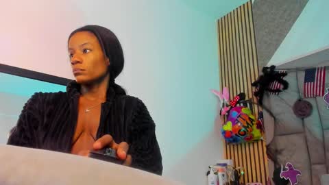 Snapshot of daffnelewis chatting on 10.20.25 daffnelewis online show from 10.20.25