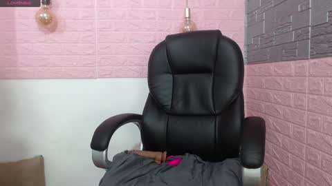 Snapshot of dafnee_e chatting on 01.24.25 dafnee_e online show from 01.24.25