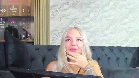 Snapshot of daisy_abby03 chatting on 10.19.25 DaIsy Abby online show from 10.19.25