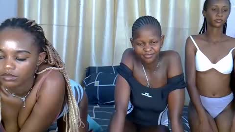 Snapshot of daisy_bunnie chatting on 09.20.25 daisy online show from 09.20.25