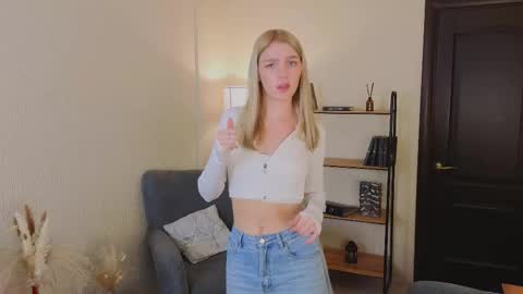 Snapshot of daisy_ward chatting on 10.23.25 Alice online show from 10.23.25