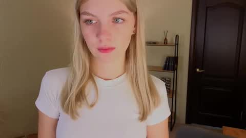 Snapshot of daisy_ward chatting on 10.25.25 Alice online show from 10.25.25