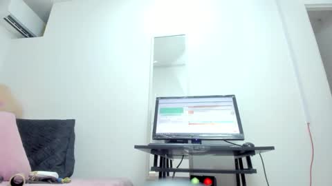 Snapshot of dalia_2 chatting on 02.05.25 Ren online show from 02.05.25