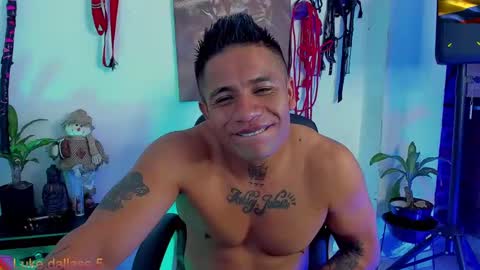 Snapshot of damian_torner chatting on 01.05.25 Damian torner online show from 01.05.25