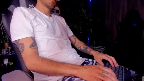 Snapshot of damiancox chatting on 03.08.25 Daamiancox online show from 03.08.25