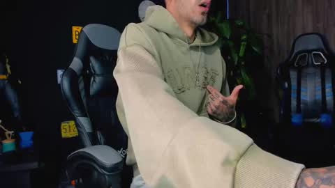 Snapshot of damiancox chatting on 10.12.25 Daamiancox online show from 10.12.25