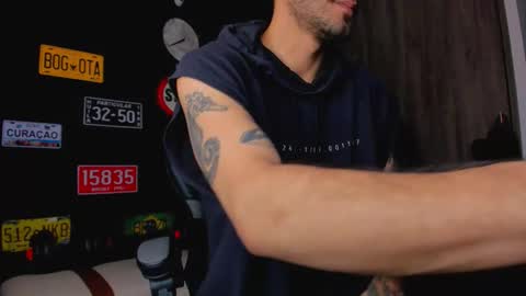 Snapshot of damiancox chatting on 10.20.25 Daamiancox online show from 10.20.25