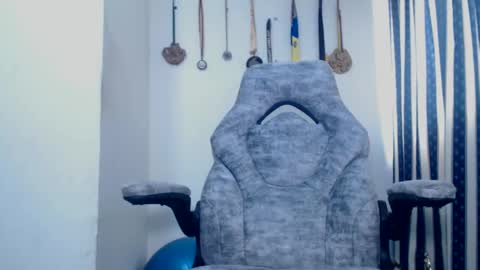 Snapshot of dammuscle chatting on 09.17.25 dammuscle online show from 09.17.25