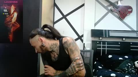 Snapshot of damonrock chatting on 10.25.25 damonrock online show from 10.25.25