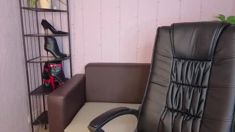 Dana Dom online show from 03.27.26