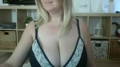 Snapshot of danahotmilf chatting on 02.13.25 DanaHotMILF online show from 02.13.25