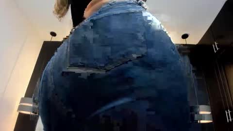 Snapshot of dania_moore_ chatting on 04.21.26 JANE online show from 04.21.26
