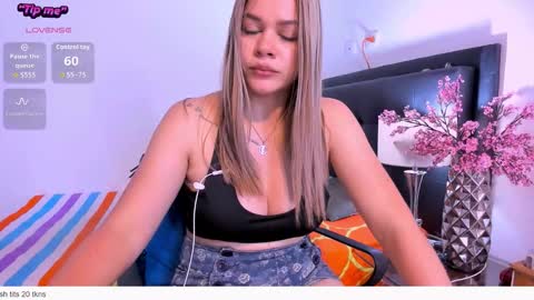 Snapshot of daniela_beauty chatting on 02.26.26 daniela online show from 02.26.26