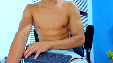 Snapshot of danii_scot chatting on 12.19.24 Dani online show from 12.19.24